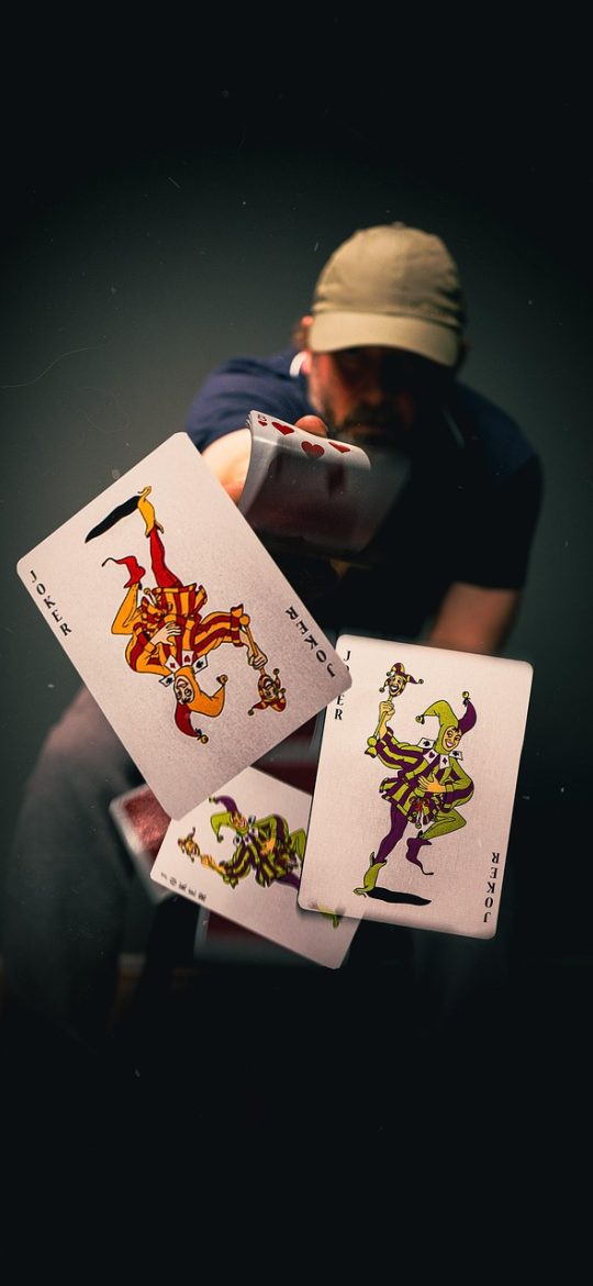 空中接龙扑克牌游戏战绩结算界面，一张可保存的卡片上写着本局用时、步数、剩余牌数与胜率区间，背景是珊瑚粉渐变